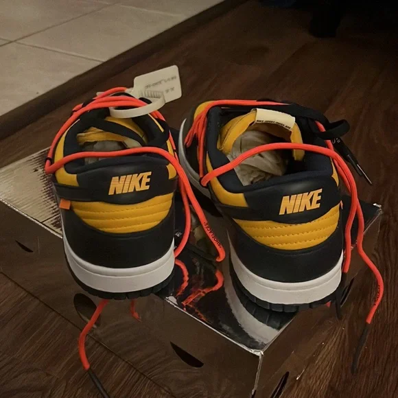 Brand new off white dunk university new with box(willing to  display picture 1